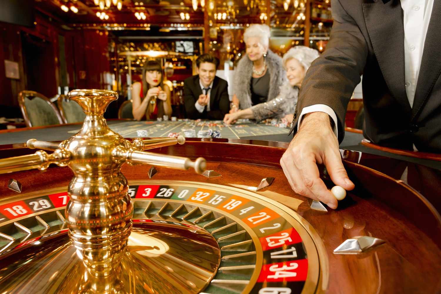 Live Baccarat Dealer ကတ်ဖြန့်ကာ Table တွင် ကစားသူများ ဝိုင်းကစားနေသောပုံ
