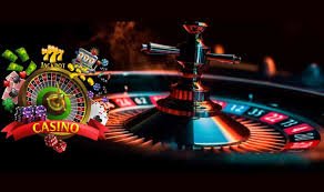 Slot Game ကစားနေသော လက်နှင့် Mobile Screen ပေါ်ရှိ Reels Win ပုံ